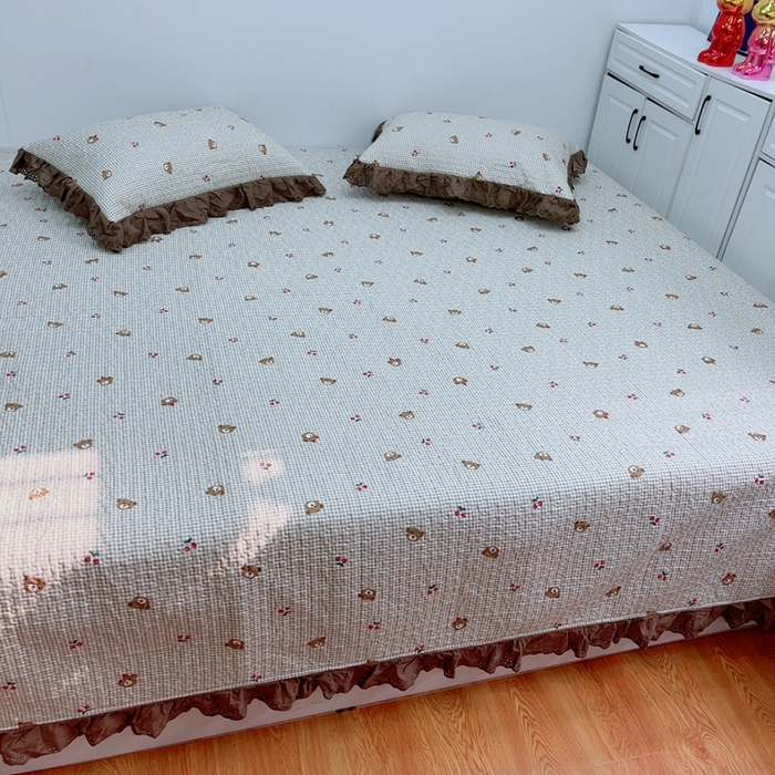 91家纺网 家纺一手货源 找家纺 暖居 2024新款纯棉绗缝夹棉榻榻米支持定制防滑全棉印花小碎花农村大炕盖三件套系列 熊头格子