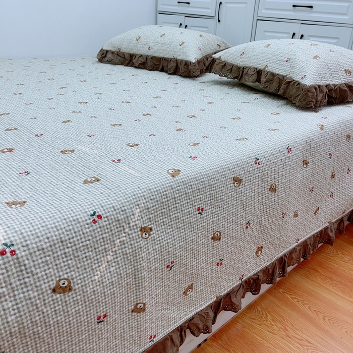 91家纺网 家纺一手货源 找家纺 暖居 2024新款纯棉绗缝夹棉榻榻米支持定制防滑全棉印花小碎花农村大炕盖三件套系列 熊头格子