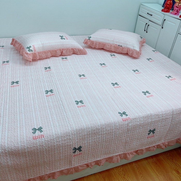 91家纺网 家纺一手货源 找家纺 暖居 2024新款纯棉绗缝夹棉榻榻米支持定制防滑全棉印花小碎花农村大炕盖三件套系列 蝴蝶结粉色