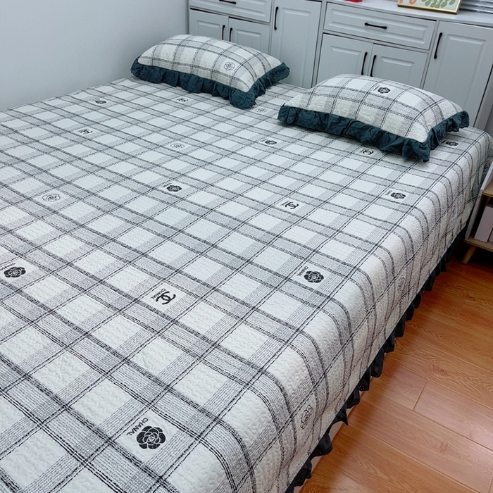 91家纺网 家纺一手货源 找家纺 暖居 2024新款纯棉绗缝夹棉榻榻米支持定制防滑全棉印花小碎花农村大炕盖三件套系列 小香格子