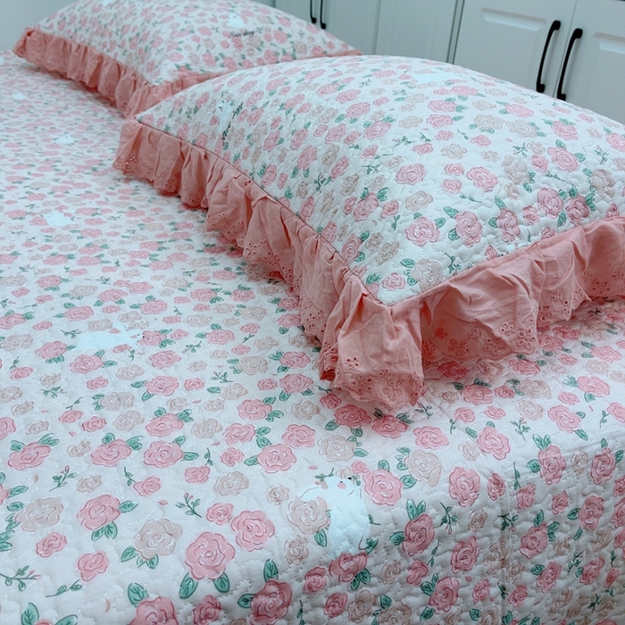 91家纺网 家纺一手货源 找家纺 暖居 2024新款纯棉绗缝夹棉榻榻米支持定制防滑全棉印花小碎花农村大炕盖三件套系列 爱情故事