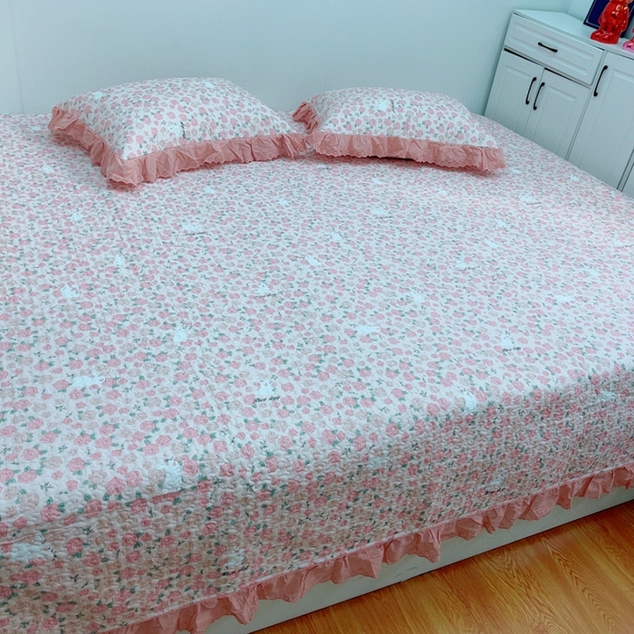 91家纺网 家纺一手货源 找家纺 暖居 2024新款纯棉绗缝夹棉榻榻米支持定制防滑全棉印花小碎花农村大炕盖三件套系列 爱情故事