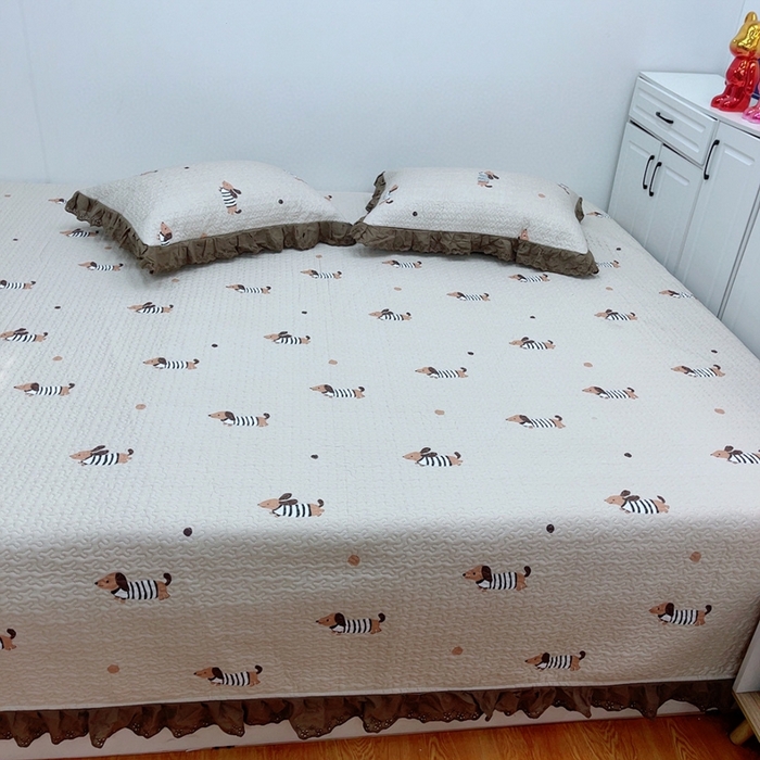 91家纺网 家纺一手货源 找家纺 暖居 2024新款纯棉绗缝夹棉榻榻米支持定制防滑全棉印花小碎花农村大炕盖三件套系列 拉拉狗