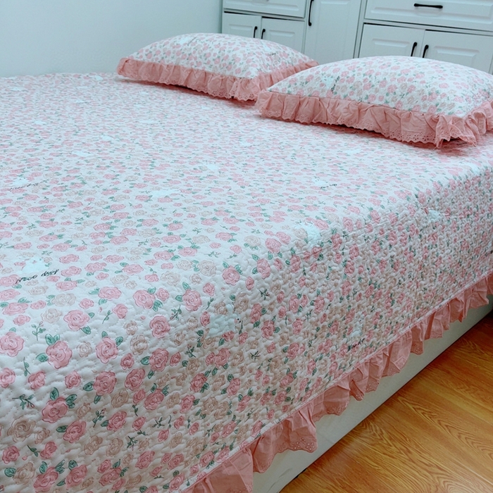 91家纺网 家纺一手货源 找家纺 暖居 2024新款纯棉绗缝夹棉榻榻米支持定制防滑全棉印花小碎花农村大炕盖三件套系列 爱情故事