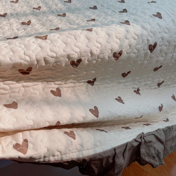 91家纺网 家纺一手货源 找家纺 暖居 2024新款纯棉绗缝夹棉榻榻米支持定制防滑全棉印花小碎花农村大炕盖三件套系列 爱心卡