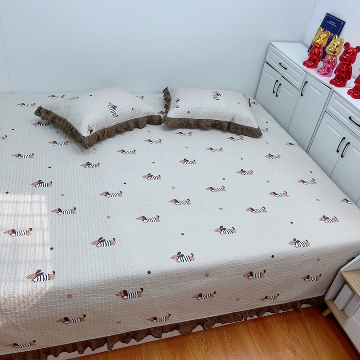 91家纺网 家纺一手货源 找家纺 暖居 2024新款纯棉绗缝夹棉榻榻米支持定制防滑全棉印花小碎花农村大炕盖三件套系列 拉拉狗