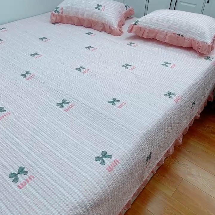 91家纺网 家纺一手货源 找家纺 暖居 2024新款纯棉绗缝夹棉榻榻米支持定制防滑全棉印花小碎花农村大炕盖三件套系列 蝴蝶结粉色