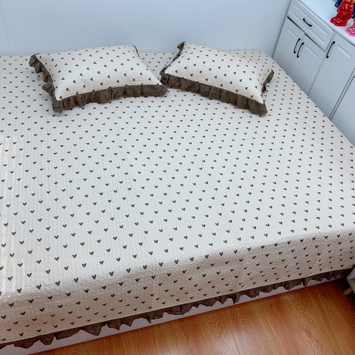 91家纺网 家纺一手货源 找家纺 暖居 2024新款纯棉绗缝夹棉榻榻米支持定制防滑全棉印花小碎花农村大炕盖三件套系列 爱心卡