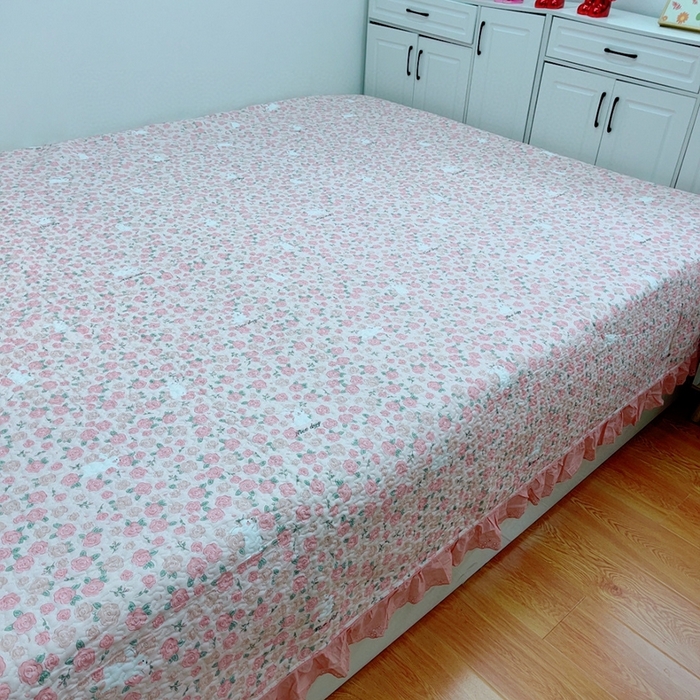 91家纺网 家纺一手货源 找家纺 暖居 2024新款纯棉绗缝夹棉榻榻米支持定制防滑全棉印花小碎花农村大炕盖三件套系列 爱情故事