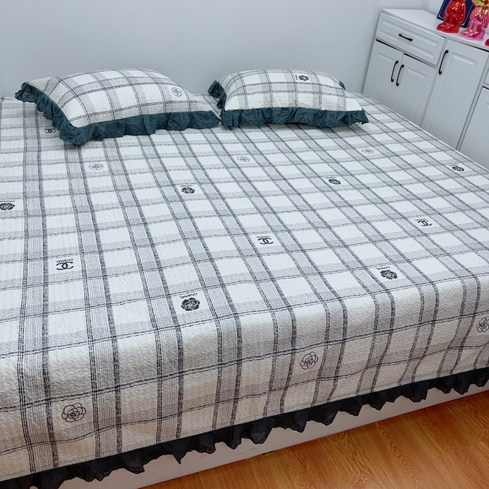 91家纺网 家纺一手货源 找家纺 暖居 2024新款纯棉绗缝夹棉榻榻米支持定制防滑全棉印花小碎花农村大炕盖三件套系列 小香格子