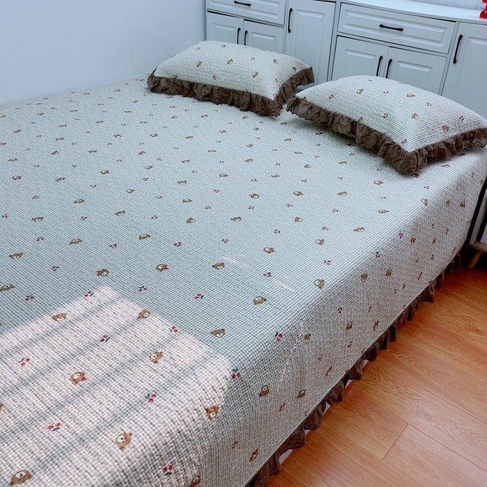 91家纺网 家纺一手货源 找家纺 暖居 2024新款纯棉绗缝夹棉榻榻米支持定制防滑全棉印花小碎花农村大炕盖三件套系列 熊头格子