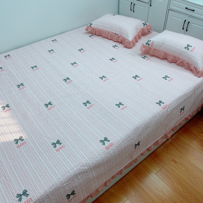 91家纺网 家纺一手货源 找家纺 暖居 2024新款纯棉绗缝夹棉榻榻米支持定制防滑全棉印花小碎花农村大炕盖三件套系列 蝴蝶结粉色