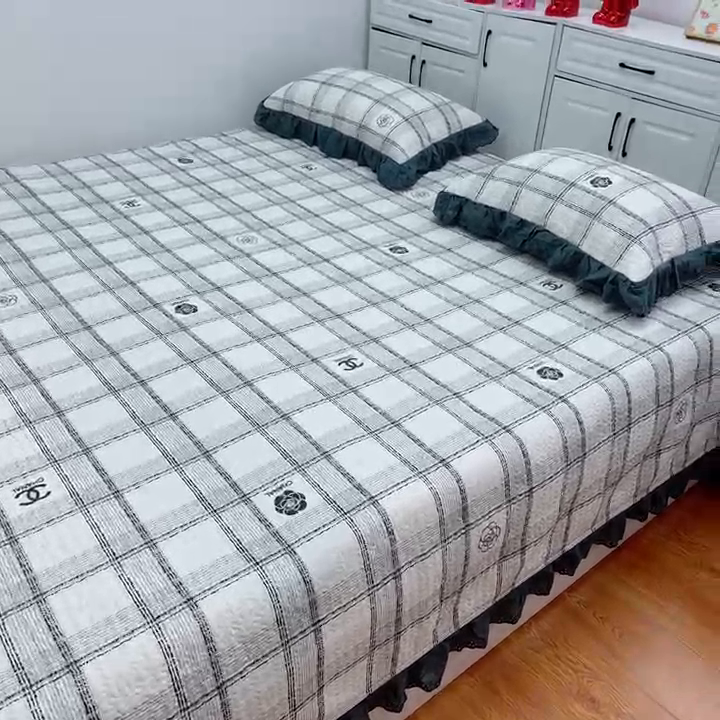 91家纺网 家纺一手货源 找家纺 暖居 2024新款纯棉绗缝夹棉榻榻米支持定制防滑全棉印花小碎花农村大炕盖三件套系列 小香格子