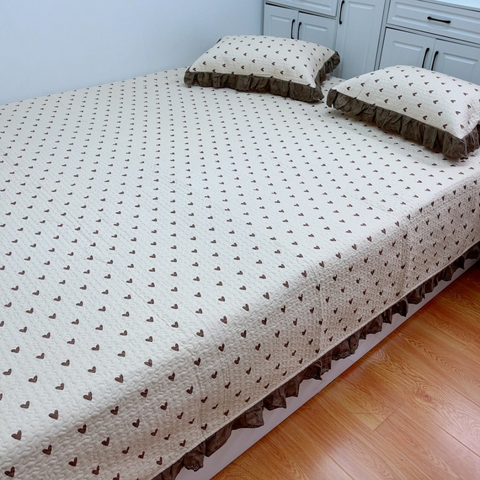 91家纺网 家纺一手货源 找家纺 暖居 2024新款纯棉绗缝夹棉榻榻米支持定制防滑全棉印花小碎花农村大炕盖三件套系列 爱心卡