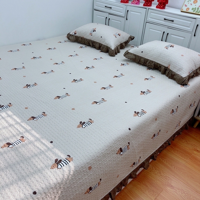 91家纺网 家纺一手货源 找家纺 暖居 2024新款纯棉绗缝夹棉榻榻米支持定制防滑全棉印花小碎花农村大炕盖三件套系列 拉拉狗