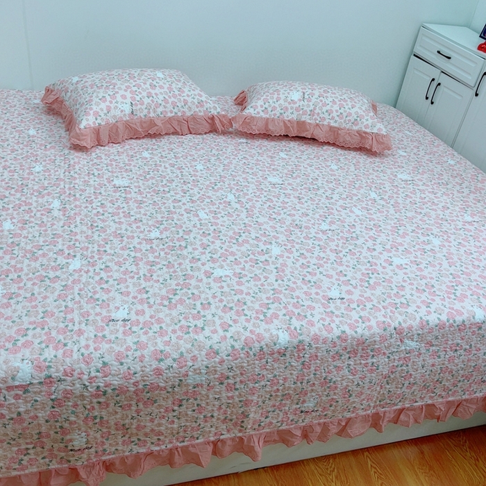 91家纺网 家纺一手货源 找家纺 暖居 2024新款纯棉绗缝夹棉榻榻米支持定制防滑全棉印花小碎花农村大炕盖三件套系列 爱情故事