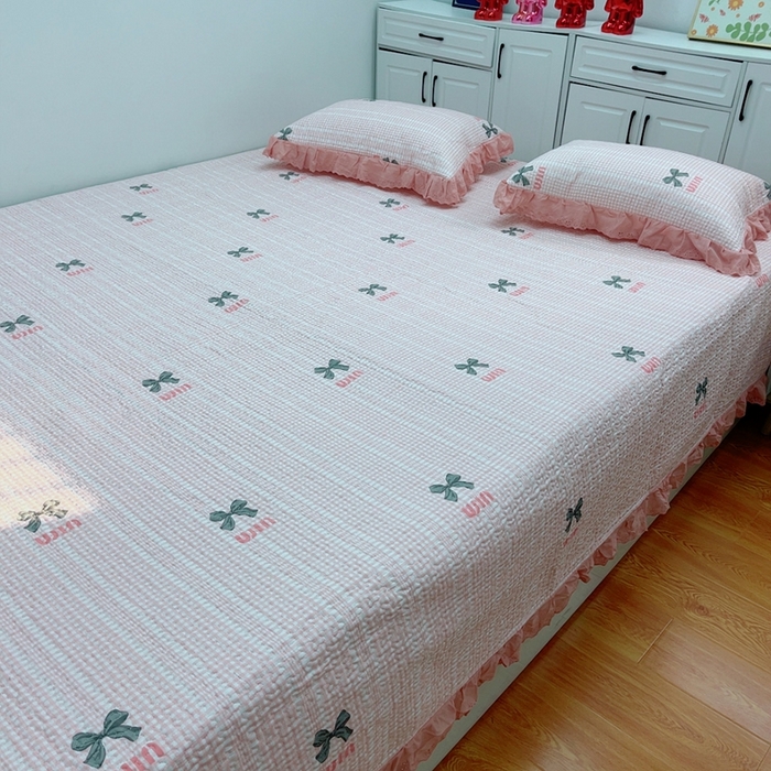 91家纺网 家纺一手货源 找家纺 暖居 2024新款纯棉绗缝夹棉榻榻米支持定制防滑全棉印花小碎花农村大炕盖三件套系列 蝴蝶结粉色