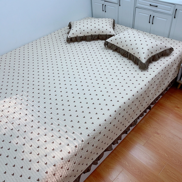 91家纺网 家纺一手货源 找家纺 暖居 2024新款纯棉绗缝夹棉榻榻米支持定制防滑全棉印花小碎花农村大炕盖三件套系列 爱心卡