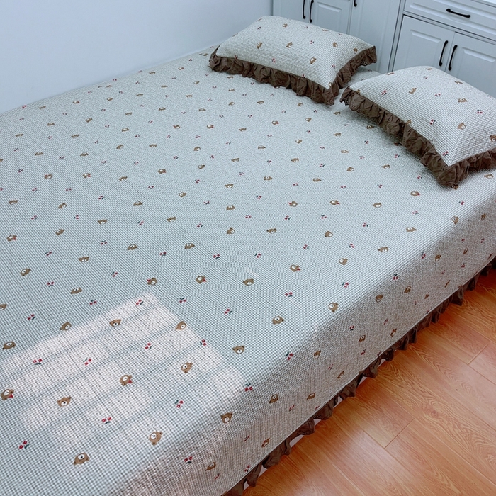 91家纺网 家纺一手货源 找家纺 暖居 2024新款纯棉绗缝夹棉榻榻米支持定制防滑全棉印花小碎花农村大炕盖三件套系列 熊头格子