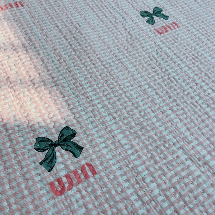 91家纺网 家纺一手货源 找家纺 暖居 2024新款纯棉绗缝夹棉榻榻米支持定制防滑全棉印花小碎花农村大炕盖三件套系列 蝴蝶结粉色