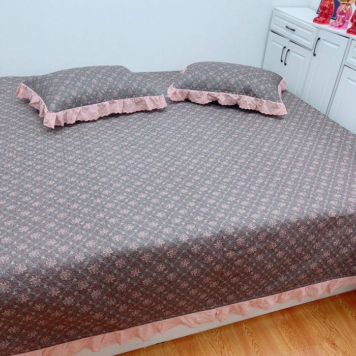 91家纺网 家纺一手货源 找家纺 暖居 2024新款纯棉绗缝夹棉榻榻米支持定制防滑全棉印花小碎花农村大炕盖三件套系列 知画