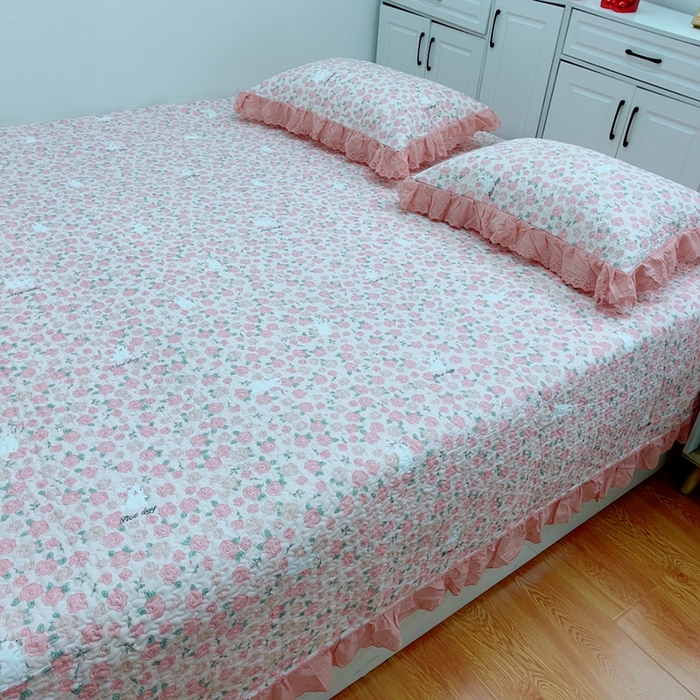 91家纺网 家纺一手货源 找家纺 暖居 2024新款纯棉绗缝夹棉榻榻米支持定制防滑全棉印花小碎花农村大炕盖三件套系列 爱情故事