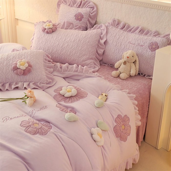 91家纺网 家纺一手货源 找家纺 绒棉世家 2025A类高克重牛奶绒床盖款韩版立体花四件套-花朵系列