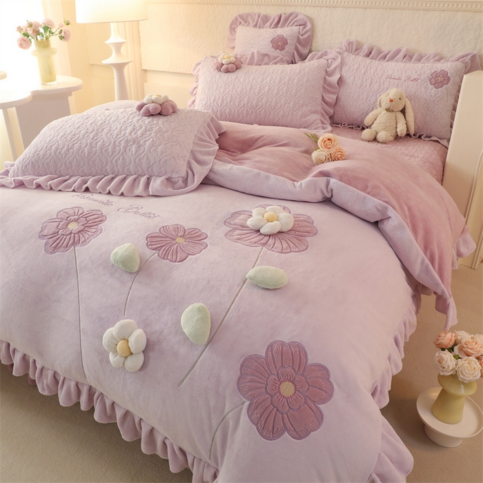 91家纺网 家纺一手货源 找家纺 绒棉世家 2025A类高克重牛奶绒床盖款韩版立体花四件套-花朵系列香芋紫