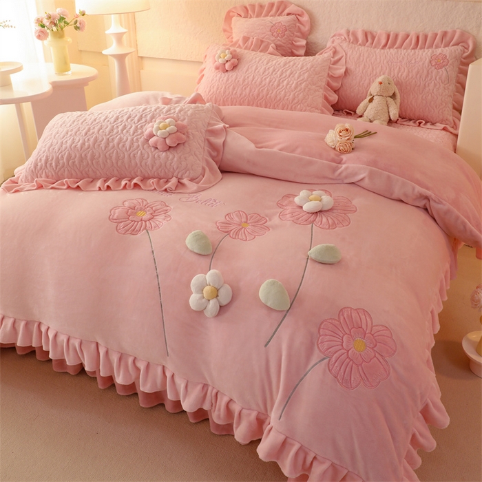 91家纺网 家纺一手货源 找家纺 绒棉世家 2025A类高克重牛奶绒床盖款韩版立体花四件套-花朵系列樱桃粉