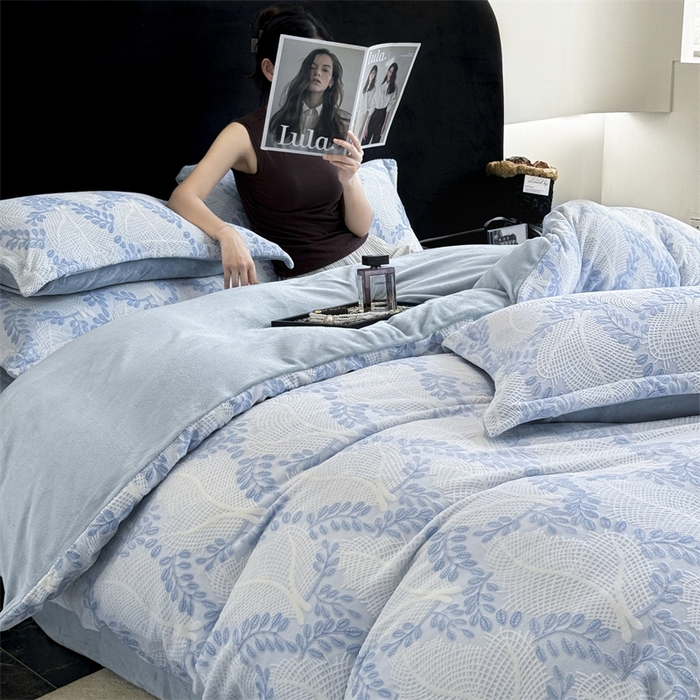 91家纺网 家纺一手货源 找家纺 金喜 2024新款230克AB版雕花牛奶绒加厚四件套-雅风 雅风-雪柳