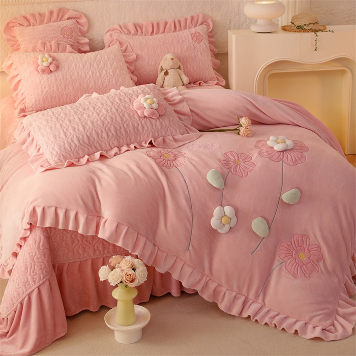 91家纺网 家纺一手货源 找家纺 绒棉世家 2025A类高克重牛奶绒床盖款韩版立体花四件套-花朵系列樱桃粉