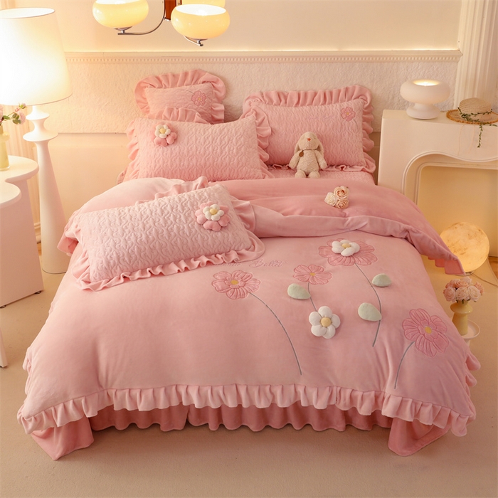 91家纺网 家纺一手货源 找家纺 绒棉世家 2025A类高克重牛奶绒床盖款韩版立体花四件套-花朵系列樱桃粉