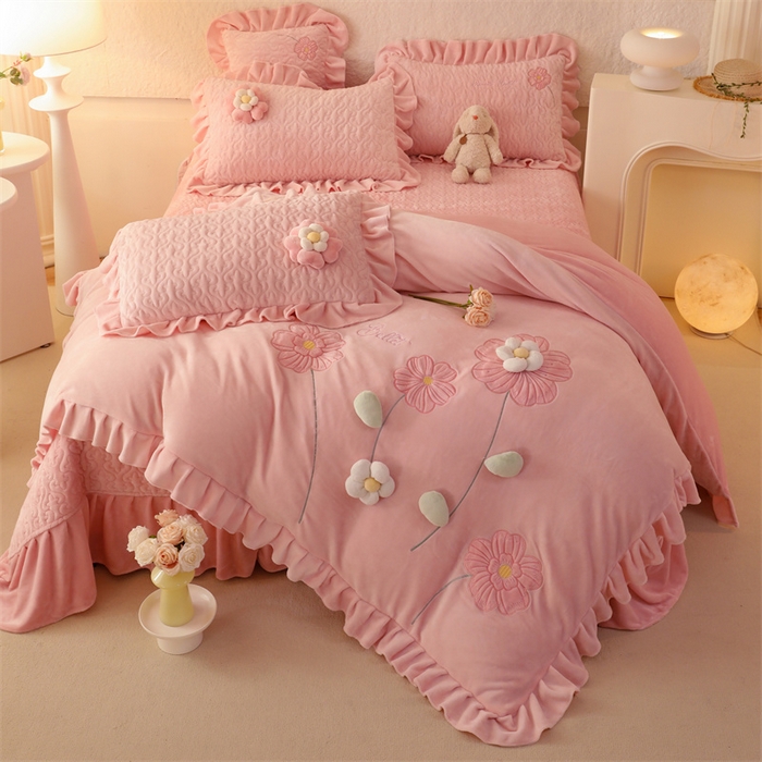 91家纺网 家纺一手货源 找家纺 绒棉世家 2025A类高克重牛奶绒床盖款韩版立体花四件套-花朵系列樱桃粉