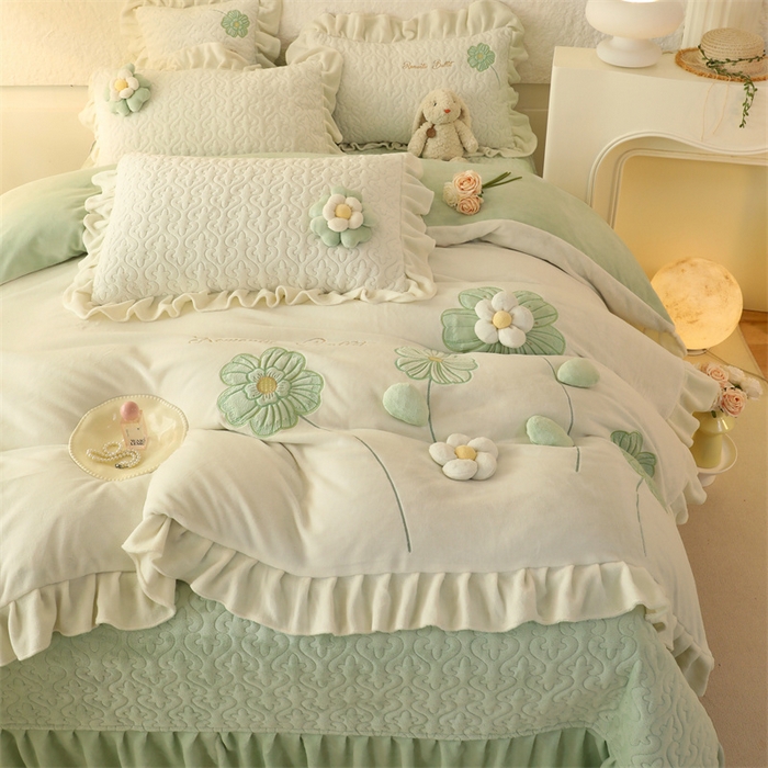 91家纺网 家纺一手货源 找家纺 绒棉世家 2025A类高克重牛奶绒床盖款韩版立体花四件套-花朵系列花朵-淡雾绿