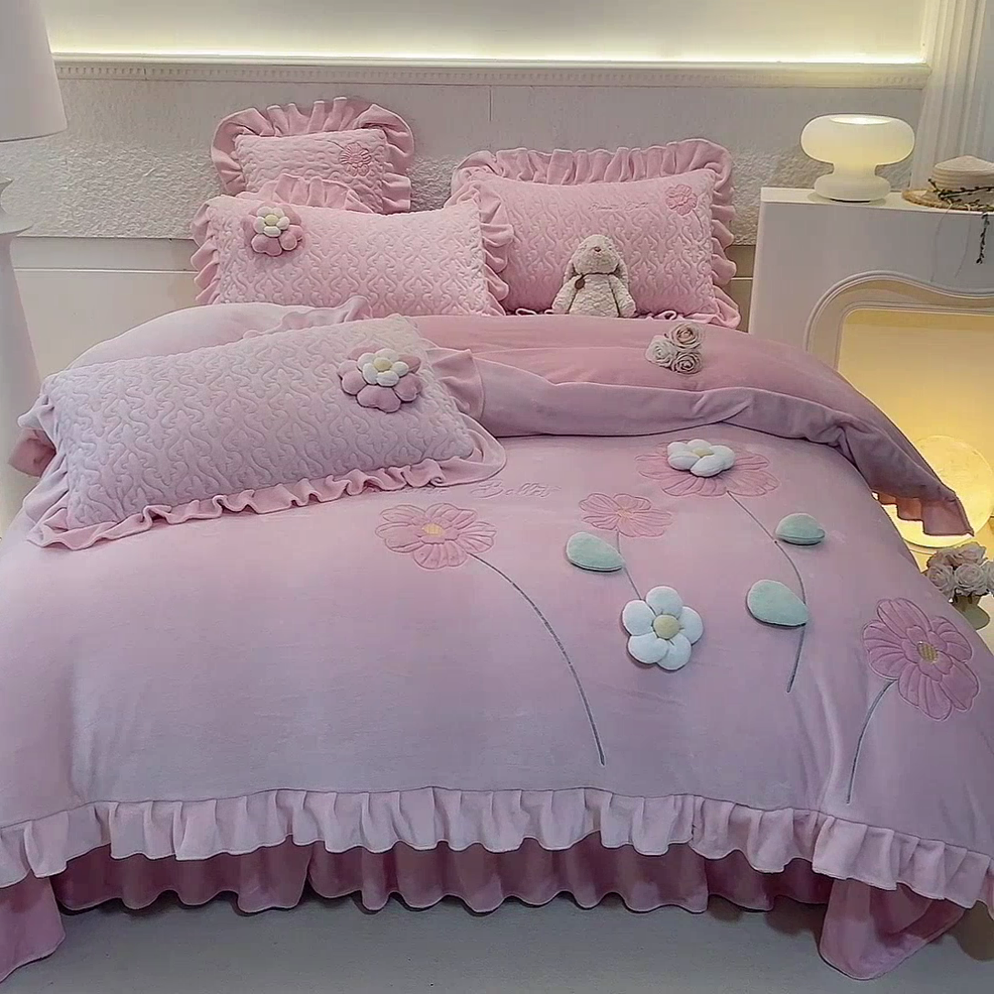 91家纺网 家纺一手货源 找家纺 绒棉世家 2025A类高克重牛奶绒床盖款韩版立体花四件套-花朵系列樱桃粉