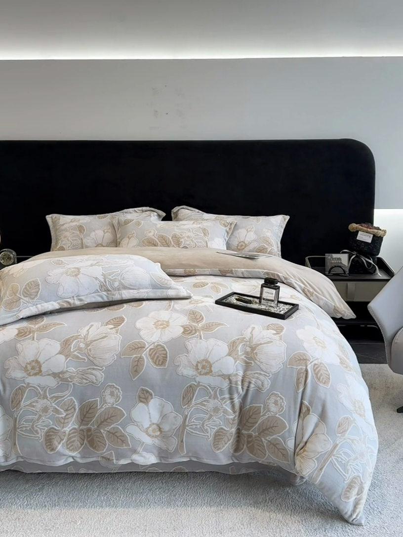 91家纺网 家纺一手货源 找家纺 金喜 2024新款230克AB版雕花牛奶绒加厚四件套-雅风 雅风-木槿-咖