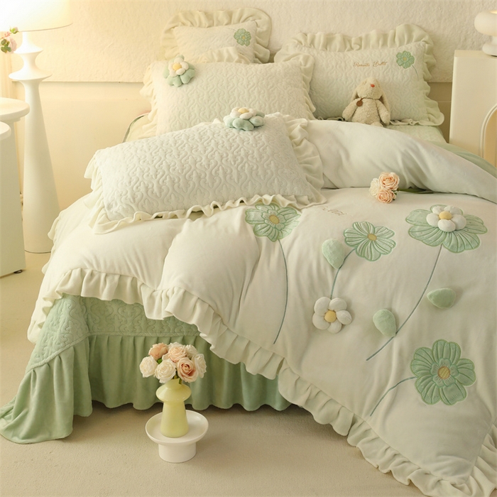 91家纺网 家纺一手货源 找家纺 绒棉世家 2025A类高克重牛奶绒床盖款韩版立体花四件套-花朵系列花朵-淡雾绿
