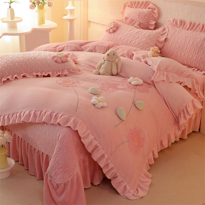 91家纺网 家纺一手货源 找家纺 绒棉世家 2025A类高克重牛奶绒床盖款韩版立体花四件套-花朵系列樱桃粉