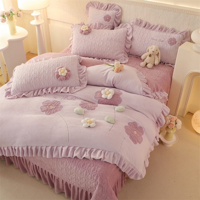 91家纺网 家纺一手货源 找家纺 绒棉世家 2025A类高克重牛奶绒床盖款韩版立体花四件套-花朵系列香芋紫