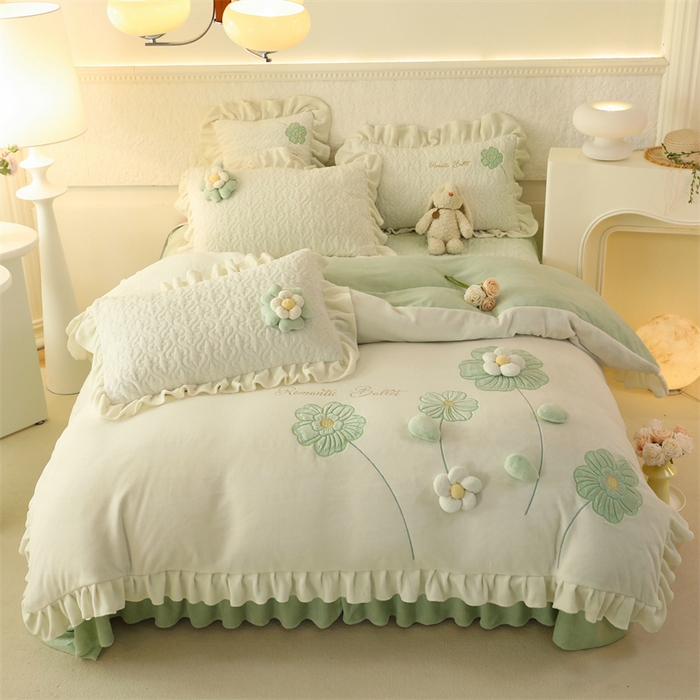 91家纺网 家纺一手货源 找家纺 绒棉世家 2025A类高克重牛奶绒床盖款韩版立体花四件套-花朵系列花朵-淡雾绿