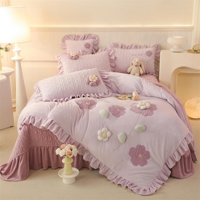 91家纺网 家纺一手货源 找家纺 绒棉世家 2025A类高克重牛奶绒床盖款韩版立体花四件套-花朵系列香芋紫