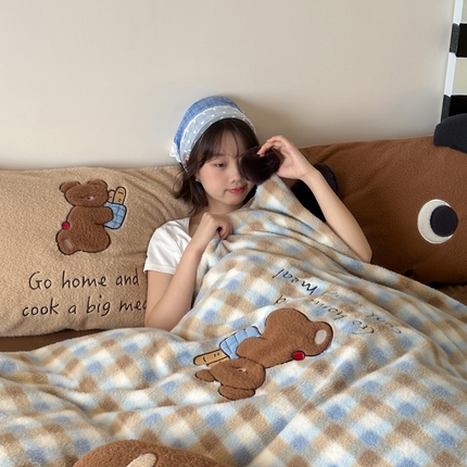 91家纺网 家纺一手货源 找家纺 桔子 2024新款羊毛绒烘焙系列四件套 考拉的法棍