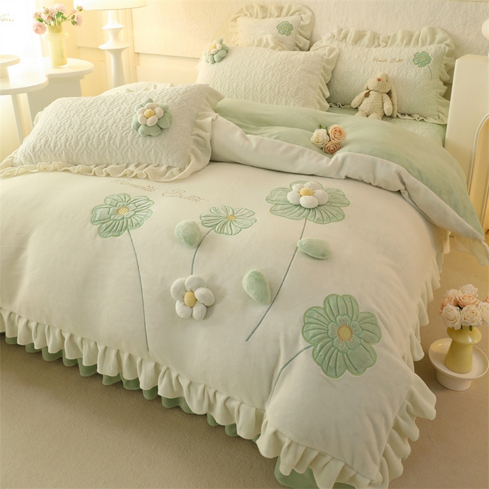 91家纺网 家纺一手货源 找家纺 绒棉世家 2025A类高克重牛奶绒床盖款韩版立体花四件套-花朵系列花朵-淡雾绿