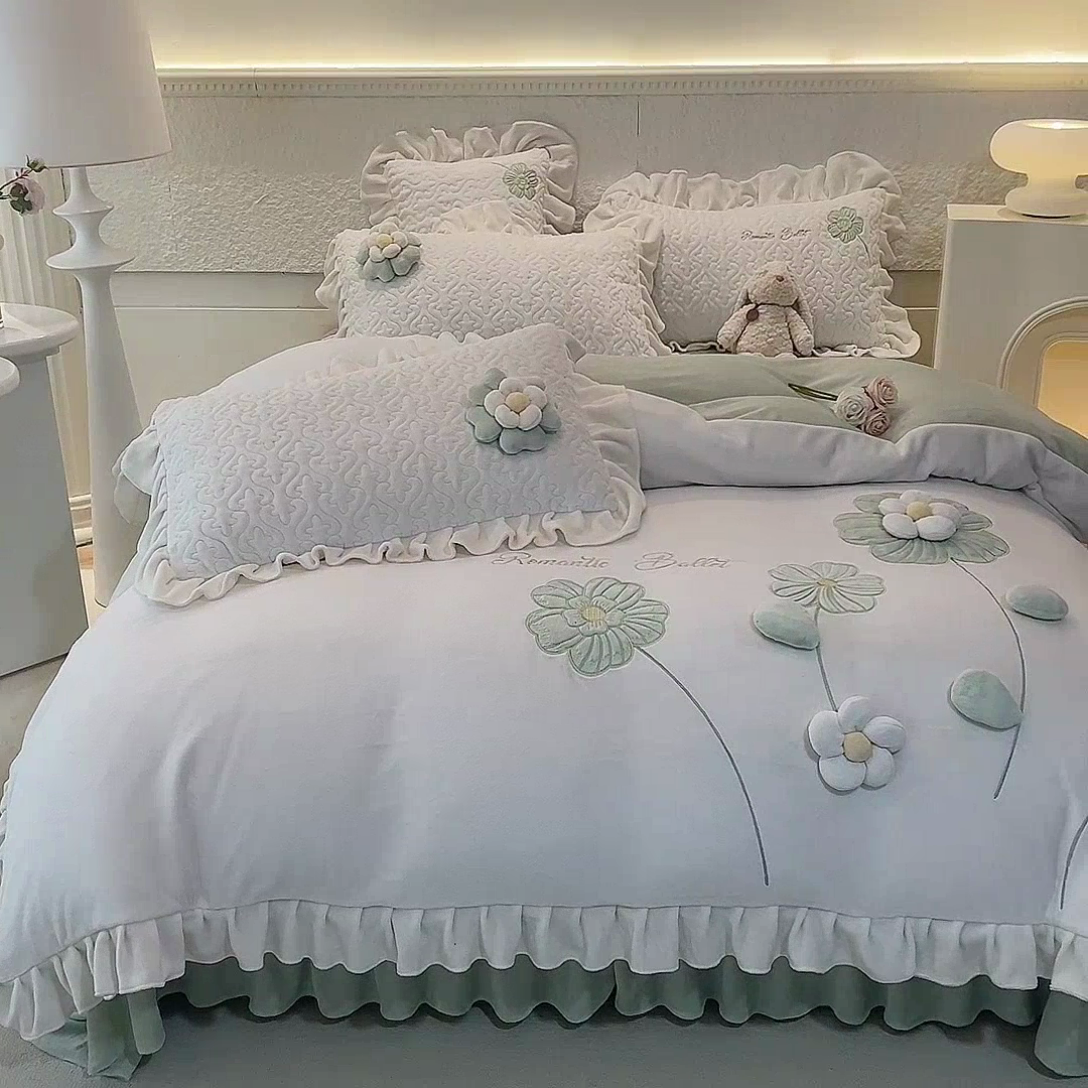91家纺网 家纺一手货源 找家纺 绒棉世家 2025A类高克重牛奶绒床盖款韩版立体花四件套-花朵系列花朵-淡雾绿