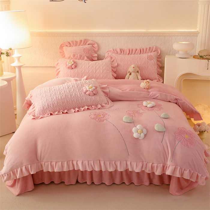 91家纺网 家纺一手货源 找家纺 绒棉世家 2025A类高克重牛奶绒床盖款韩版立体花四件套-花朵系列樱桃粉