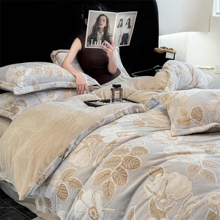 91家纺网 家纺一手货源 找家纺 金喜 2024新款230克AB版雕花牛奶绒加厚四件套-雅风 雅风-木槿-咖