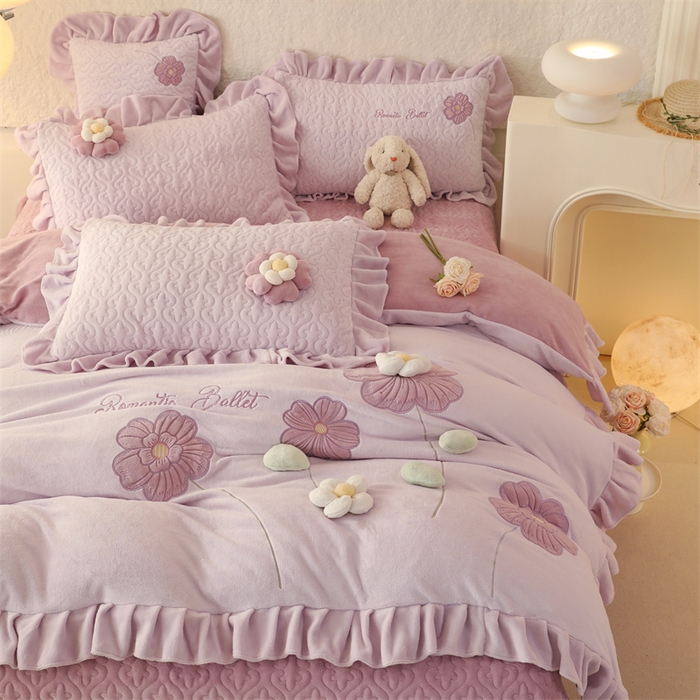 91家纺网 家纺一手货源 找家纺 绒棉世家 2025A类高克重牛奶绒床盖款韩版立体花四件套-花朵系列香芋紫