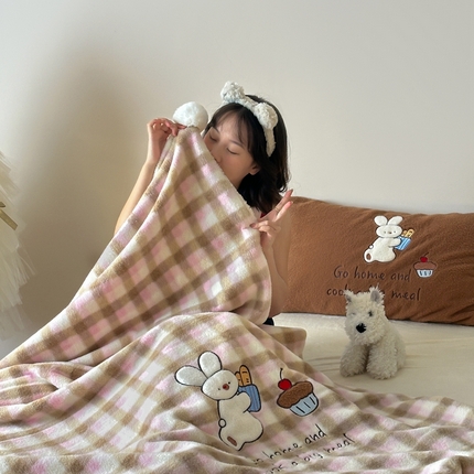 91家纺网 家纺一手货源 找家纺 桔子家纺 2024新款羊毛绒烘焙系列毯子 蛋糕兔