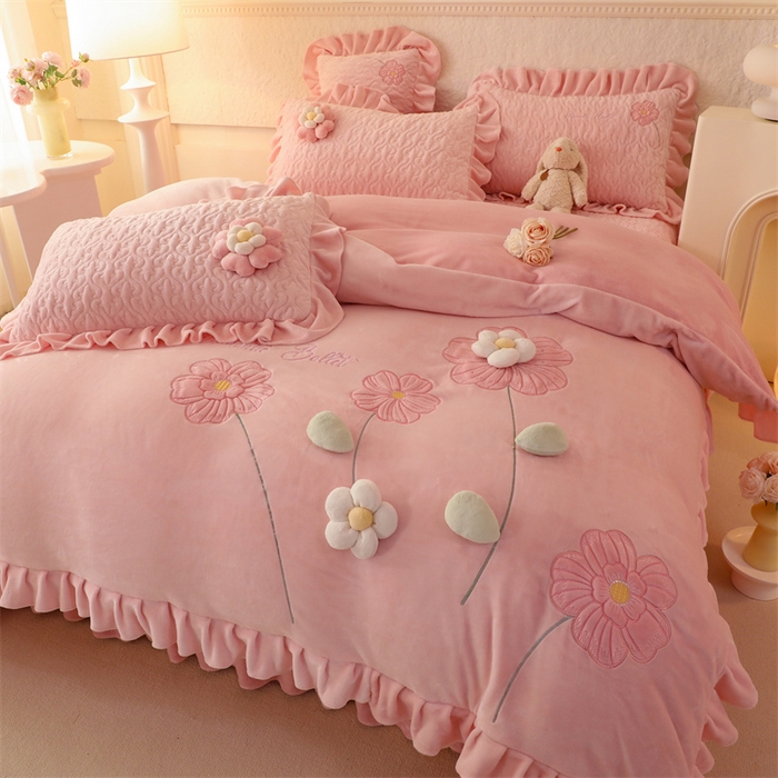 91家纺网 家纺一手货源 找家纺 绒棉世家 2025A类高克重牛奶绒床盖款韩版立体花四件套-花朵系列樱桃粉