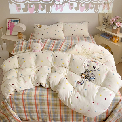 91家纺网 家纺一手货源 找家纺 乐童家纺 2024新款高克重牛奶绒小清新印＋绣系列四件套 星星风铃